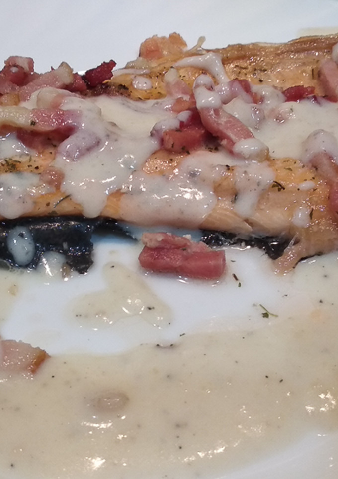 Una foto de Trucha en el microondas con bacon y salsa de pimienta