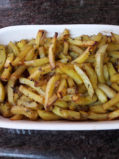 Una foto de Patatas "fritas" al sirope horneadas veganas🍟