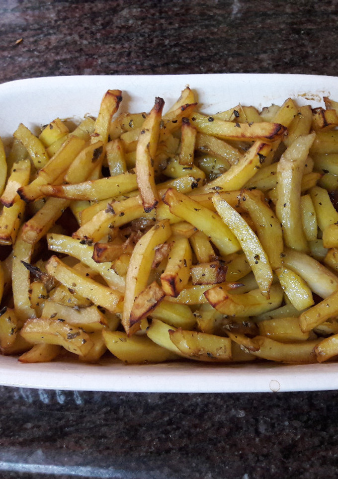 Una foto de Patatas "fritas" al sirope horneadas veganas🍟