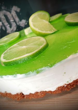Une photo de Cheesecake sans cuisson, spéculoos, citron vert et gelée verveine