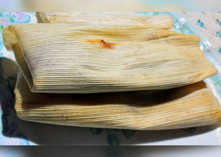 Tamales de mole negro con pollo