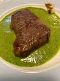 Fettina di scottona wagyu style su crema di agretti