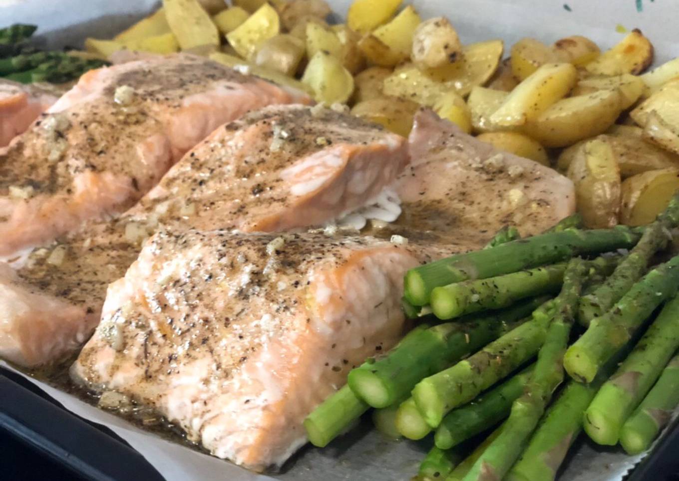 Salmón con patatas baby al horno