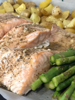Una foto de Salmón con patatas baby al horno