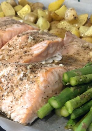 Una foto de Salmón con patatas baby al horno