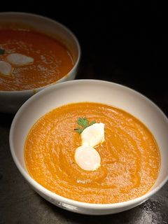 Tomatensuppe mit pochiertem Wachtelei Rezepthauptbild