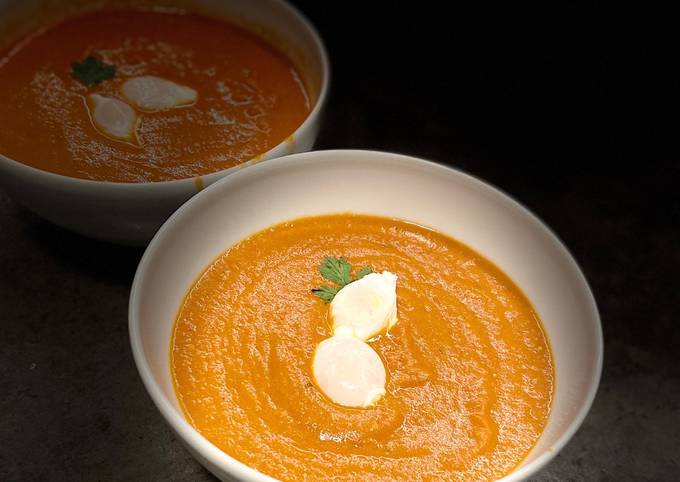 Tomatensuppe mit pochiertem Wachtelei