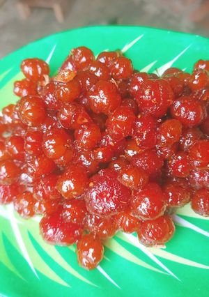 Hình của món Mứt chùm ruột chua cay.