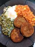 Hamburguesas de pescado acompañadas de arroz y guisantes