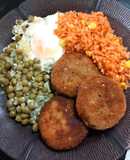 Hamburguesas de pescado acompañadas de arroz y guisantes