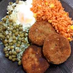 Una foto de Hamburguesas de pescado acompañadas de arroz y guisantes