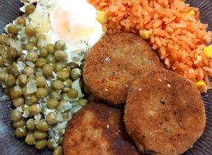 Una foto de Hamburguesas de pescado acompañadas de arroz y guisantes