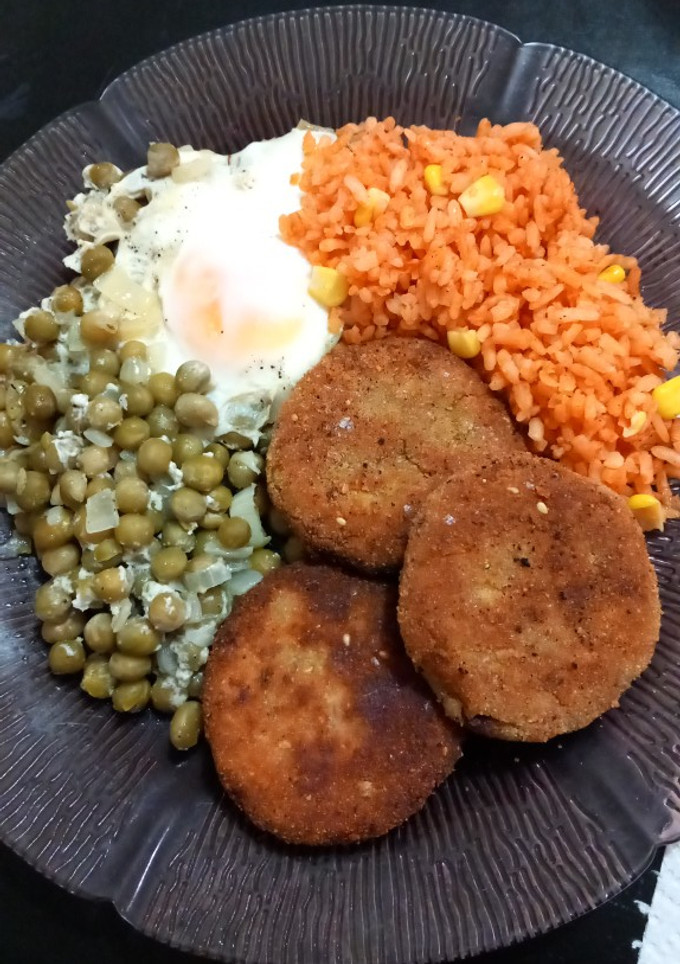 Una foto de Hamburguesas de pescado acompañadas de arroz y guisantes