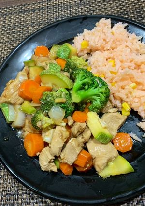 Una foto de Pollo con verduras estiloChino