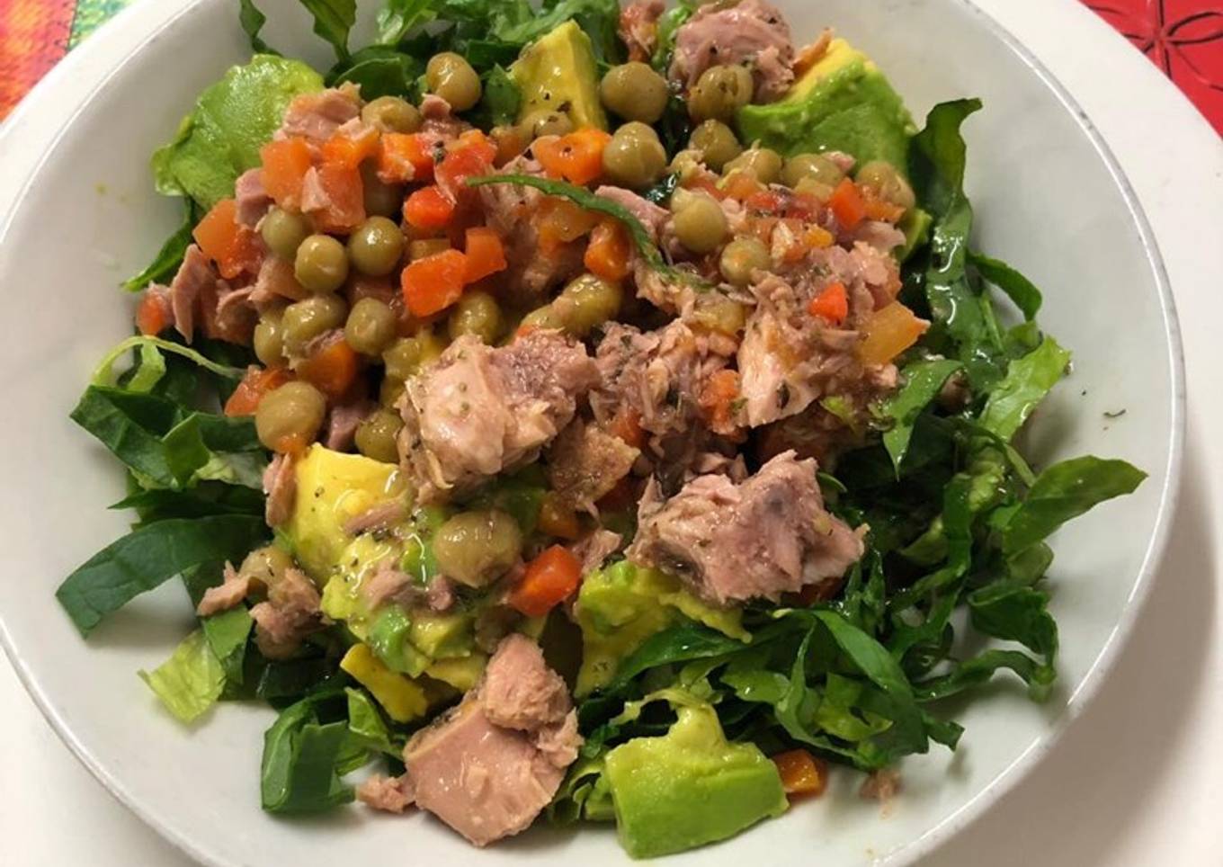 Ensalada de aguacate con atún