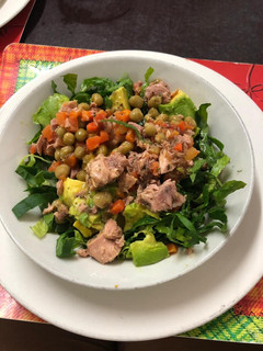 Una foto de Ensalada de aguacate con atún