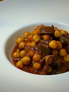 Una foto de Garbanzos con calamares en lata