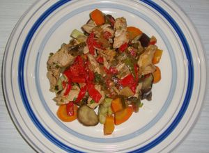 Una foto de Pollo en tiritas con Vegetales