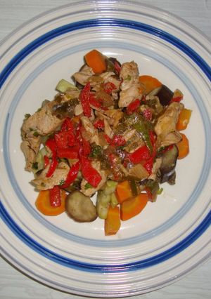 Una foto de Pollo en tiritas con Vegetales