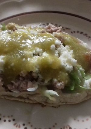 Una foto de Pellizcada de frijol y salsa verde que no pica, tipo  las Correa