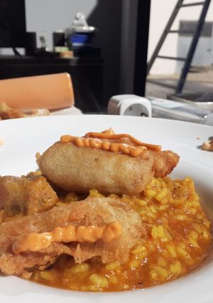 Una foto de Arroz meloso de Calçots y Salsa de Calçots