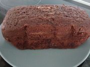 Una foto de bizcocho de chocolate pepitas