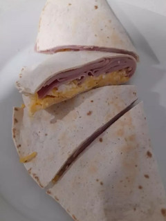 Una foto de Quesadillas Jamón York, queso rallado y huevo revuelto