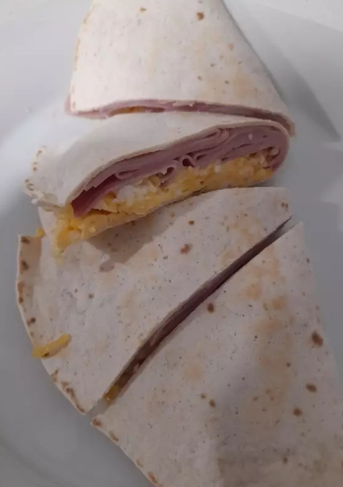 Una foto de Quesadillas Jamón York, queso rallado y huevo revuelto