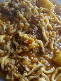 Una foto de Tallarines con salsa (riquísimos, económicos y rápidos)
