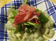 Una foto de pesto de rúcula