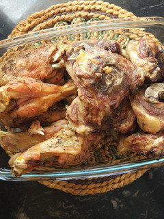 Una foto de Cuello de cordero y alas de pavo a la parrilla