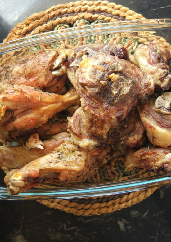 Una foto de Cuello de cordero y alas de pavo a la parrilla