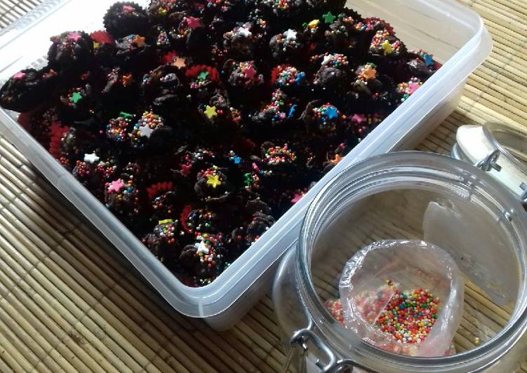 Langkah Mudah untuk Menyiapkan Coco Crunch Berbalut coklat dan Bermandikan Gula Warna 😄😄, Lezat