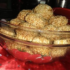 Til laddu A picture of Til laddu.