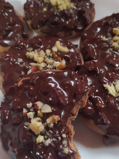 Una foto de Galletitas Sin Gluten Con Cubierta De Frutos Secos Y Chocolate