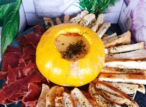 Une photo de Potiron garni à la fondue savoyarde et sa fondu de potiron au jambon 😋#halloween 😱