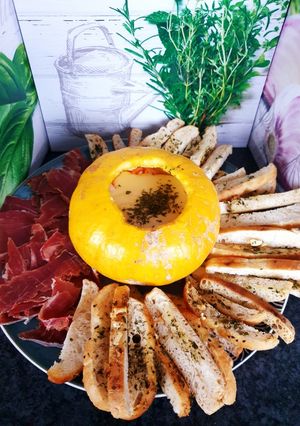 Une photo de Potiron garni à la fondue savoyarde et sa fondu de potiron au jambon 😋#halloween 😱