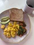 Huevos con verduras y pan tostado