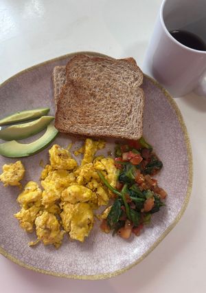 Una foto de Huevos con verduras y pan tostado