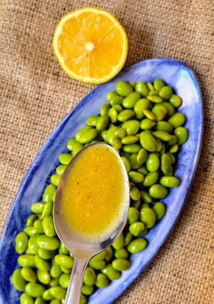 Una foto de Edamames con vinagreta de limón en frasco 🫛🍋