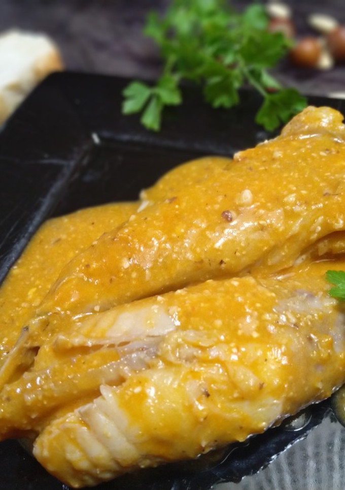 Una foto de Rape en salsa Romesco