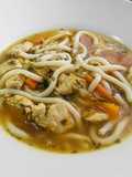 Sopa de pollo con fideos udon y verduras
