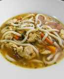 Sopa de pollo con fideos udon y verduras