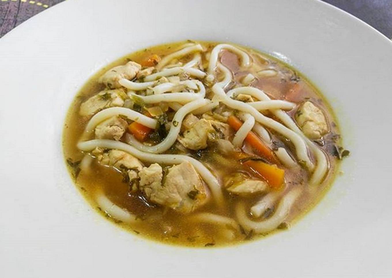 Sopa de pollo con fideos udon y verduras