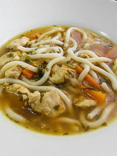 Una foto de Sopa de pollo con fideos udon y verduras