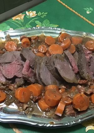 Une photo de Rôti de cerf mariné, lard et carottes