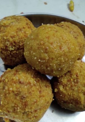 મગસ ના લાડુ(Magas Ladoo Recipe in Gujarati) રેસીપી મુખ્ય ફોટો