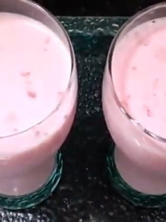गोंद कतीरा रूह अफ़जा मिल्क ड्रिंक (gond katira rooh afza milk drink recipe in Hindi) रेसिपी मुख्य फोटो