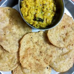 A picture of Dal puri.