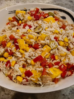 Una foto de Ensalada de arroz, atún y tortilla